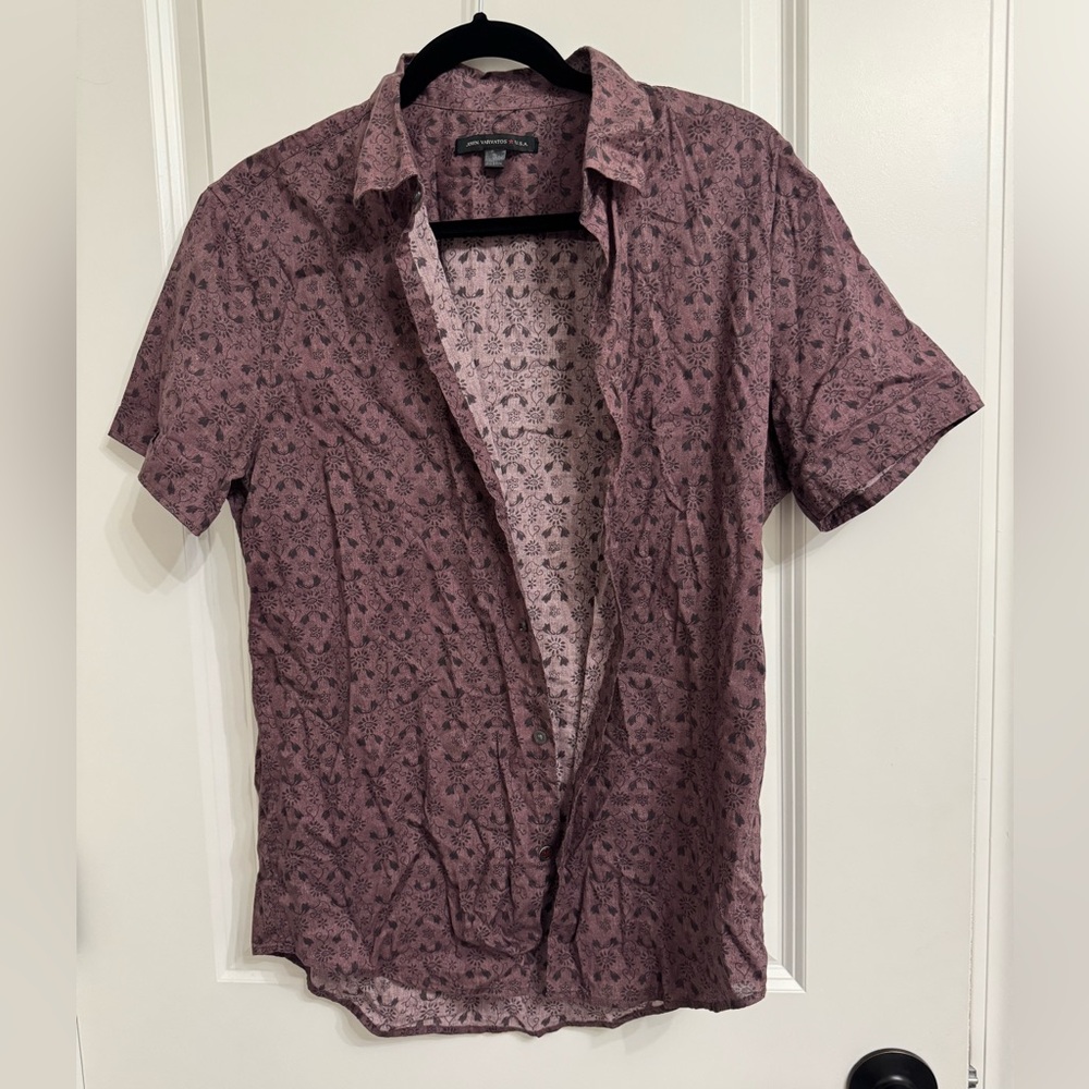 Men’s John Varvatos SS button down shirt. Burgundy and black paisley. Size S